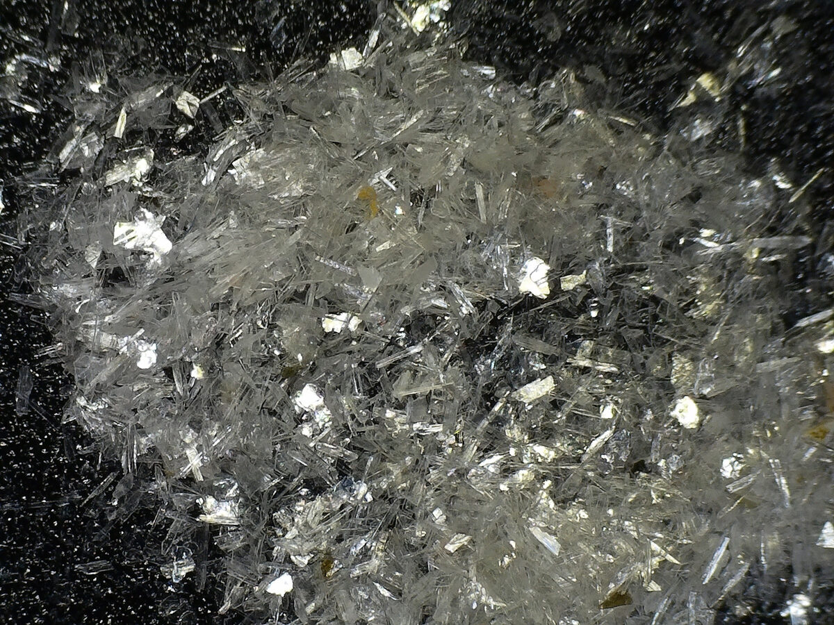 +100 mesh Spodumene crystals Why Spodumene powder glistens in the light
