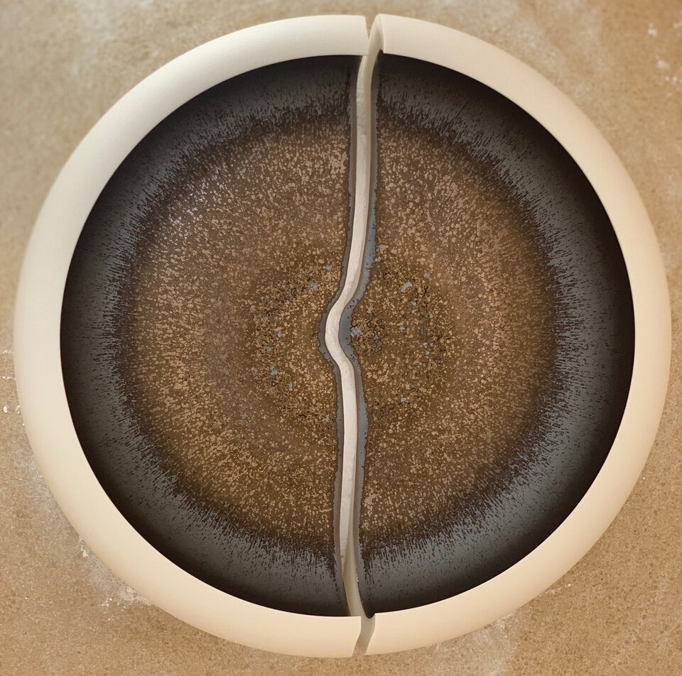 A quartz inversion crack