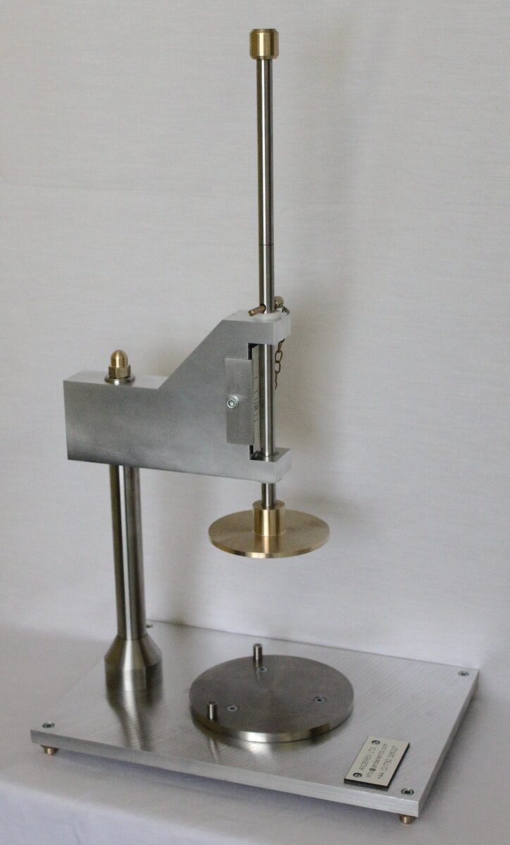 A plasticity testing device, a weighted plate falls and deforms a plastic specimen