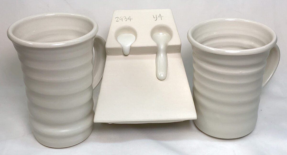 The glaze on two porcelain mugs looks the same, but the melt flow is very different